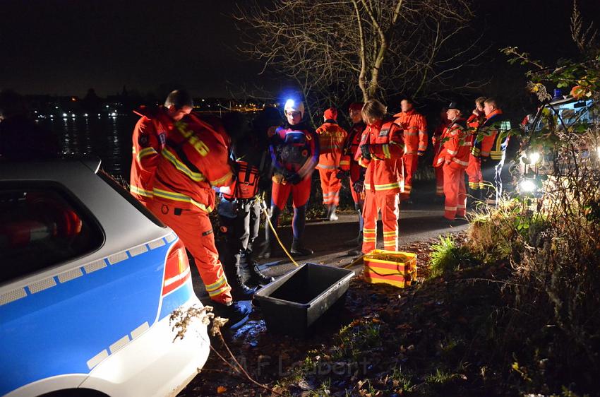 Einsatz BF Koeln PKW im Rhein Mondorf Hersel P031.JPG